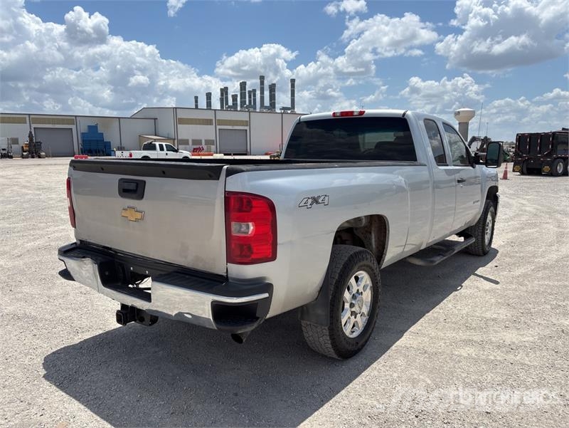 Chevrolet Silverado 3500HD 4x4 Extended Cab Pickup Outro