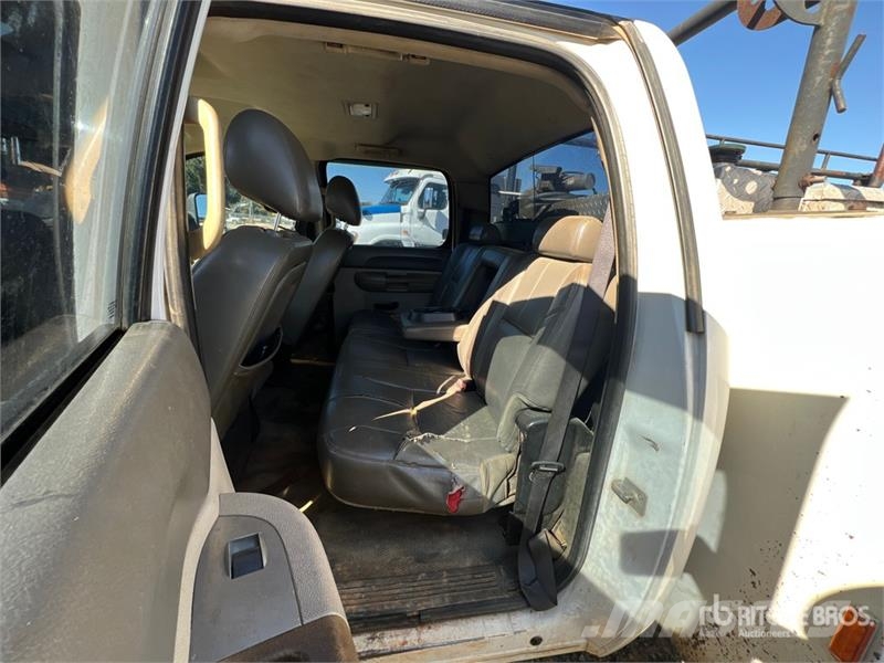 Chevrolet Silverado 3500HD Vieglais kravas automobilis/izkraušana no sāniem