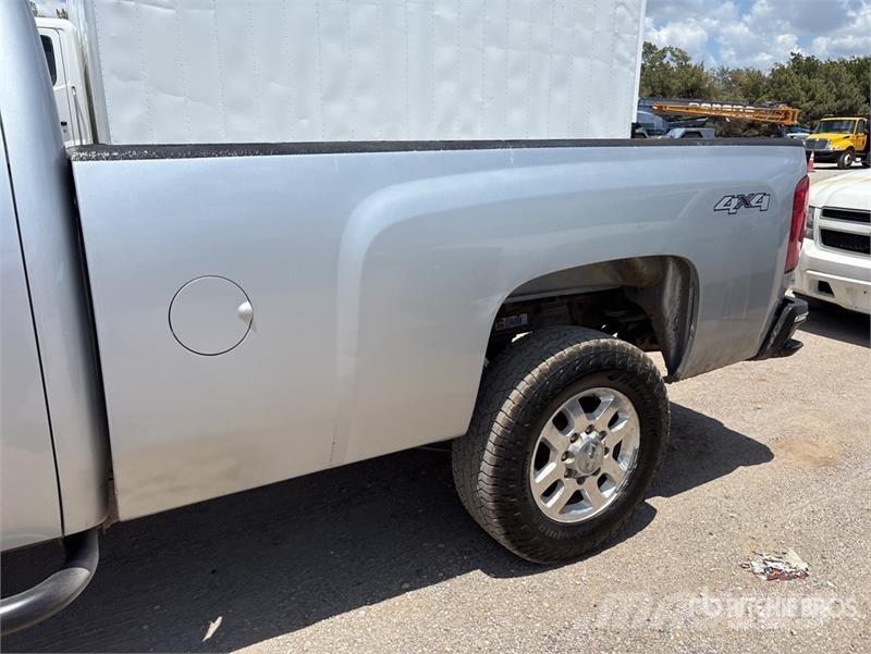 Chevrolet Silverado 3500HD 4x4 Extended Cab Pickup Outro