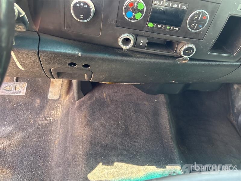 Chevrolet Silverado 3500HD 4x4 Extended Cab Pickup Outro