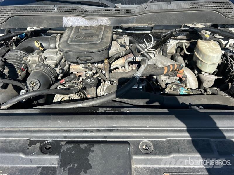 Chevrolet Silverado 3500HD Platós / Ponyvás teherautók