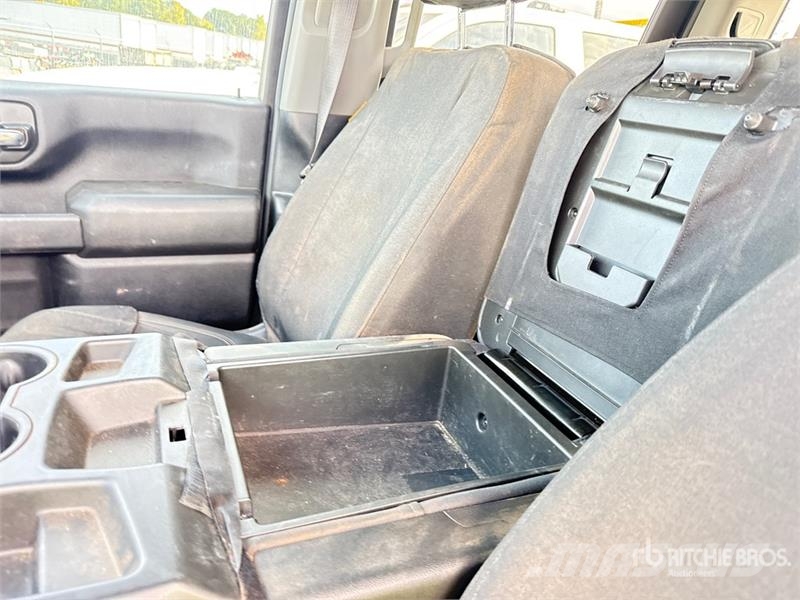 Chevrolet Silverado 3500HD Vieglais kravas automobilis/izkraušana no sāniem