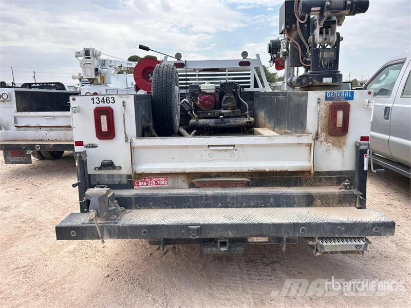 Chevrolet Silverado 3500HD 4x4 Crew Cab Service Truck Vehículos municipales multiusos