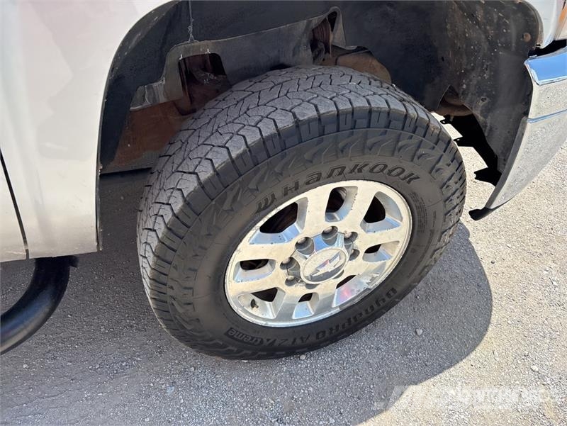 Chevrolet Silverado 3500HD 4x4 Extended Cab Pickup Outro