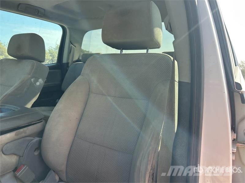Chevrolet Silverado 3500HD 4x2 Crew Cab Cab and Chassis Cabine en interieur