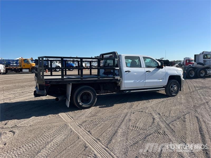 Chevrolet Silverado 3500HD Platós / Ponyvás teherautók