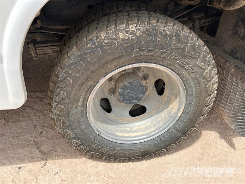 Chevrolet Silverado 3500HD 4x4 Crew Cab Service Truck Vehículos municipales multiusos