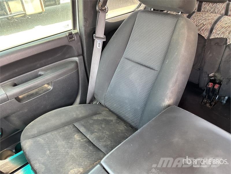Chevrolet Silverado 3500HD 4x4 Extended Cab Pickup Outro