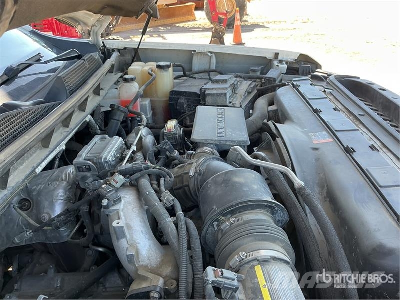 Chevrolet Silverado 3500HD Platformas/izkraušana no sāniem