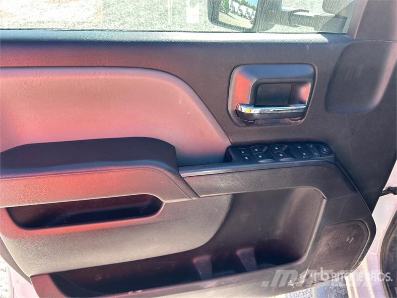 Chevrolet Silverado 3500HD Platós / Ponyvás teherautók