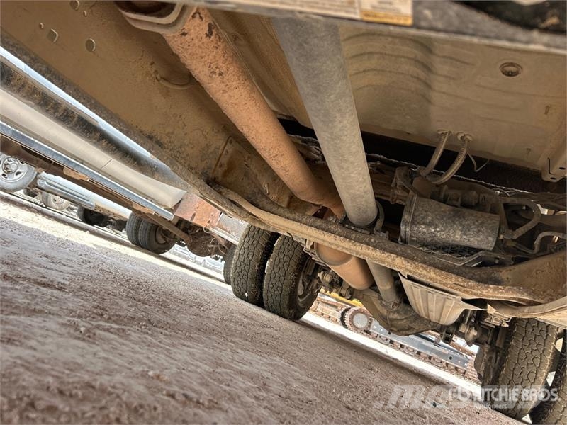 Chevrolet Silverado 3500HD 4x4 Crew Cab Service Truck Vehículos municipales multiusos