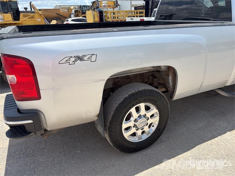 Chevrolet Silverado 3500HD 4x4 Extended Cab Pickup Outro