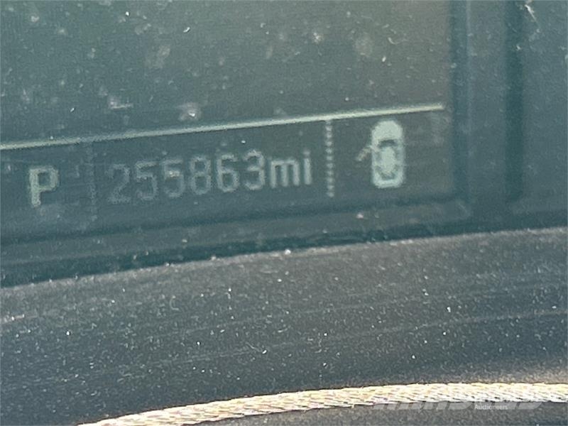 Chevrolet Silverado 3500HD Platós / Ponyvás teherautók