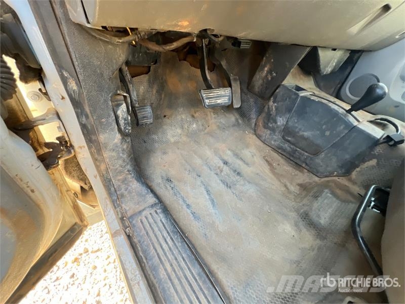 Chevrolet Silverado 3500HD Vieglais kravas automobilis/izkraušana no sāniem