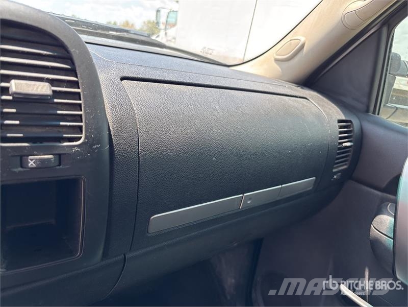 Chevrolet Silverado 3500HD 4x4 Extended Cab Pickup Outro