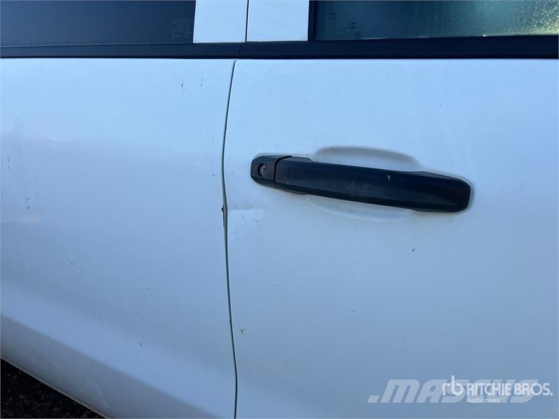 Chevrolet Silverado 3500HD Vieglais kravas automobilis/izkraušana no sāniem