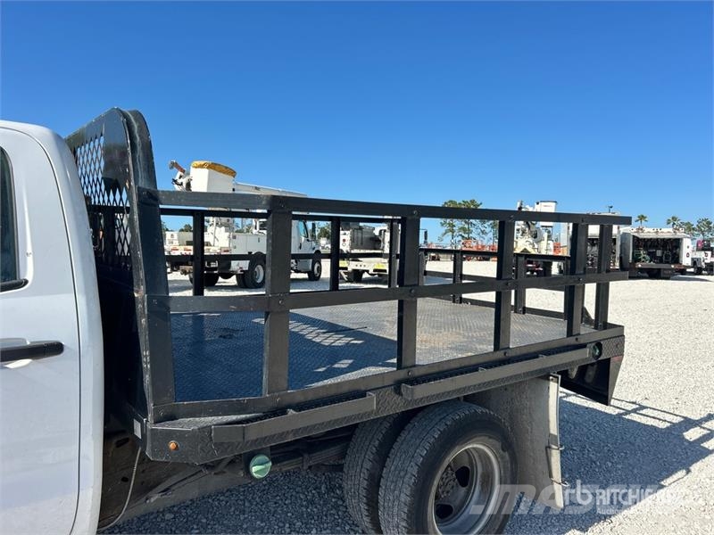 Chevrolet Silverado 3500HD Platós / Ponyvás teherautók