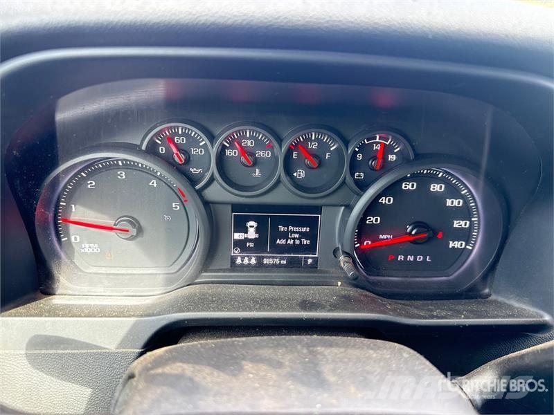 Chevrolet Silverado 3500HD Vieglais kravas automobilis/izkraušana no sāniem