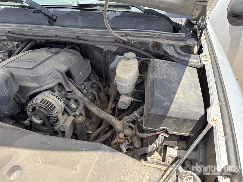 Chevrolet Silverado 3500HD 4x4 Extended Cab Pickup Outro