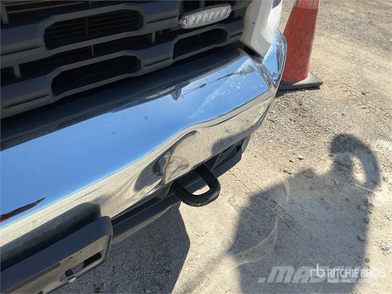 Chevrolet Silverado 3500HD Platformas/izkraušana no sāniem