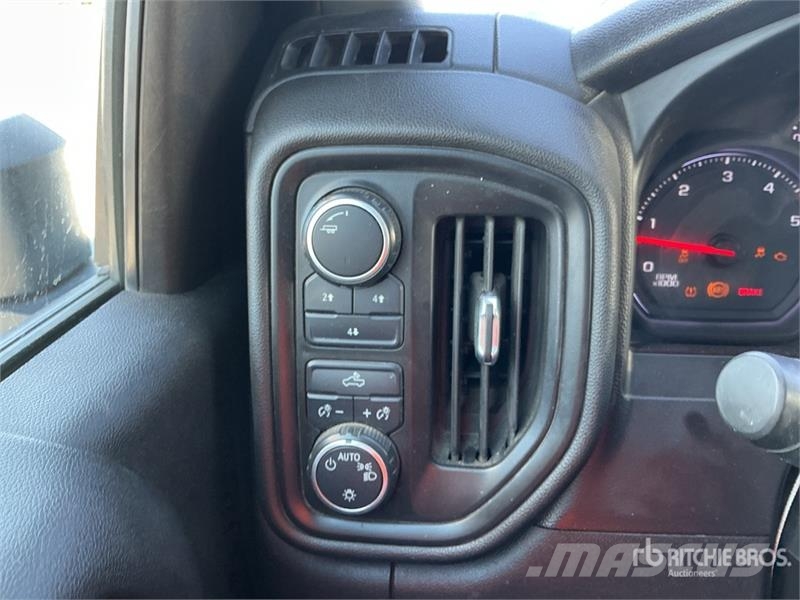 Chevrolet Silverado 3500HD Platformas/izkraušana no sāniem