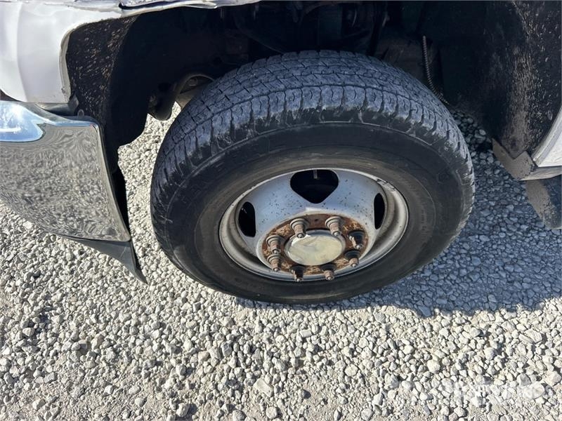 Chevrolet Silverado 3500HD Platós / Ponyvás teherautók