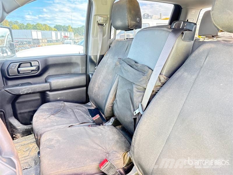 Chevrolet Silverado 3500HD Vieglais kravas automobilis/izkraušana no sāniem