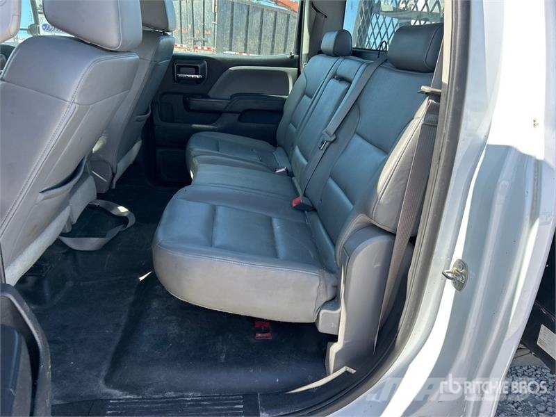Chevrolet Silverado 3500HD Platós / Ponyvás teherautók