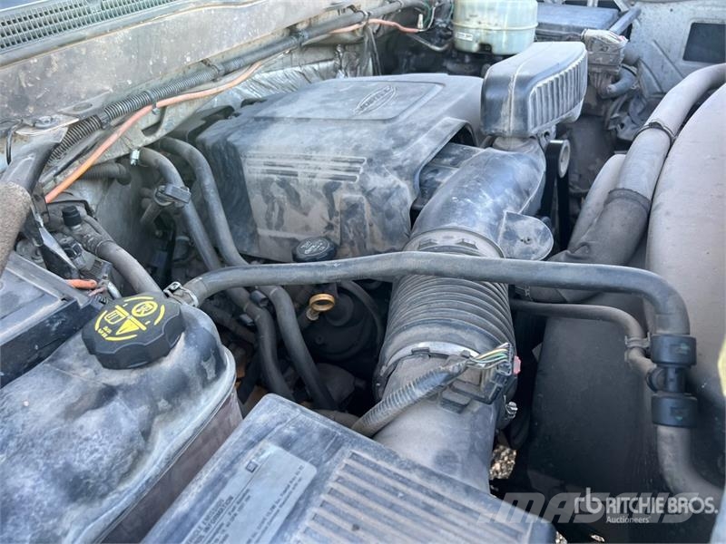Chevrolet Silverado 3500HD Vieglais kravas automobilis/izkraušana no sāniem