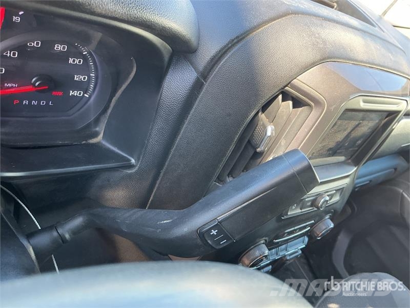Chevrolet Silverado 3500HD Platformas/izkraušana no sāniem