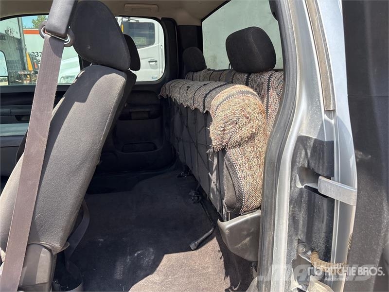 Chevrolet Silverado 3500HD 4x4 Extended Cab Pickup Outro