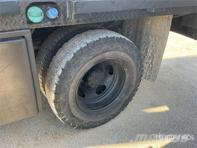 Chevrolet Silverado 3500HD Platformas/izkraušana no sāniem