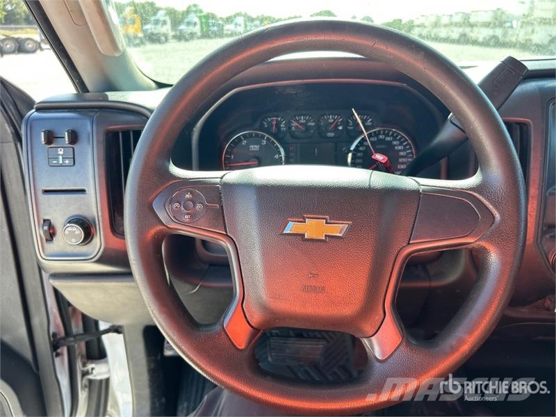Chevrolet Silverado 3500HD Platós / Ponyvás teherautók