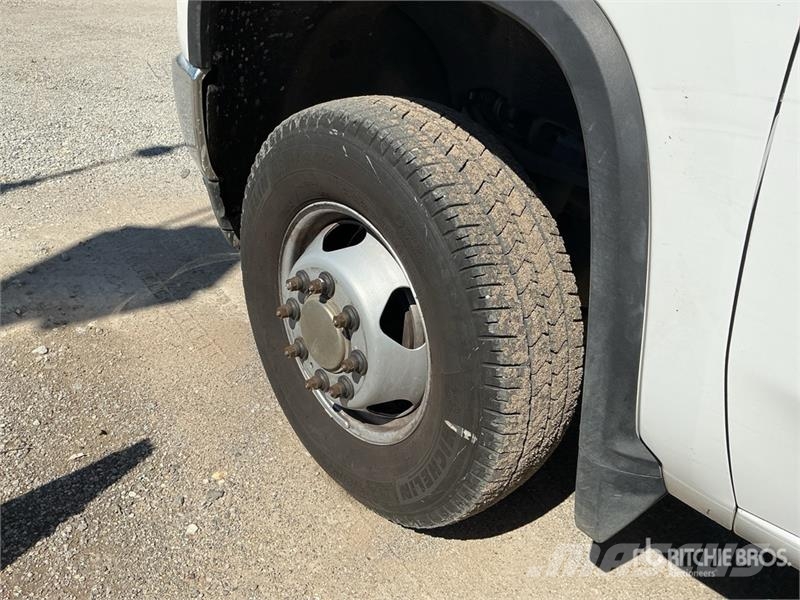 Chevrolet Silverado 3500HD Platformas/izkraušana no sāniem