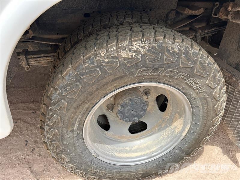 Chevrolet Silverado 3500HD 4x4 Crew Cab Service Truck Vehículos municipales multiusos