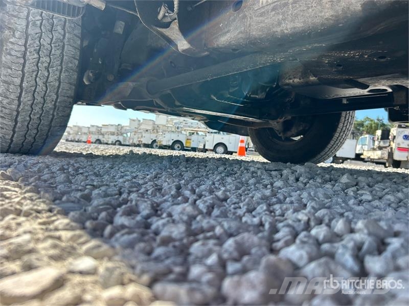 Chevrolet Silverado 3500HD Platós / Ponyvás teherautók