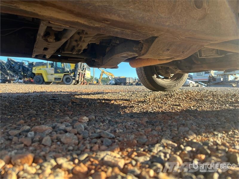 Chevrolet Silverado 3500HD Vieglais kravas automobilis/izkraušana no sāniem
