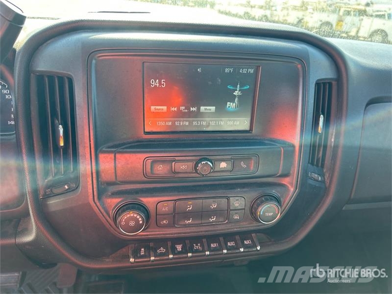 Chevrolet Silverado 3500HD Platós / Ponyvás teherautók