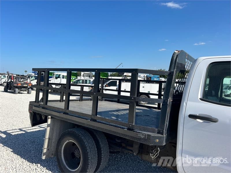 Chevrolet Silverado 3500HD Platós / Ponyvás teherautók