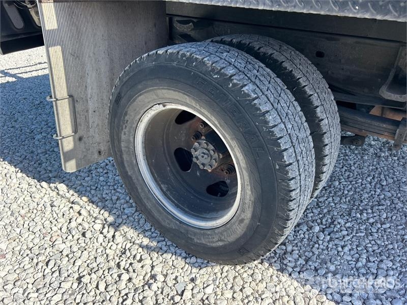 Chevrolet Silverado 3500HD Platós / Ponyvás teherautók
