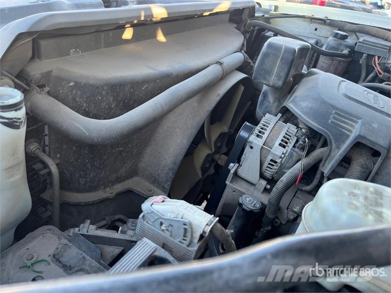 Chevrolet Silverado 3500HD Vieglais kravas automobilis/izkraušana no sāniem