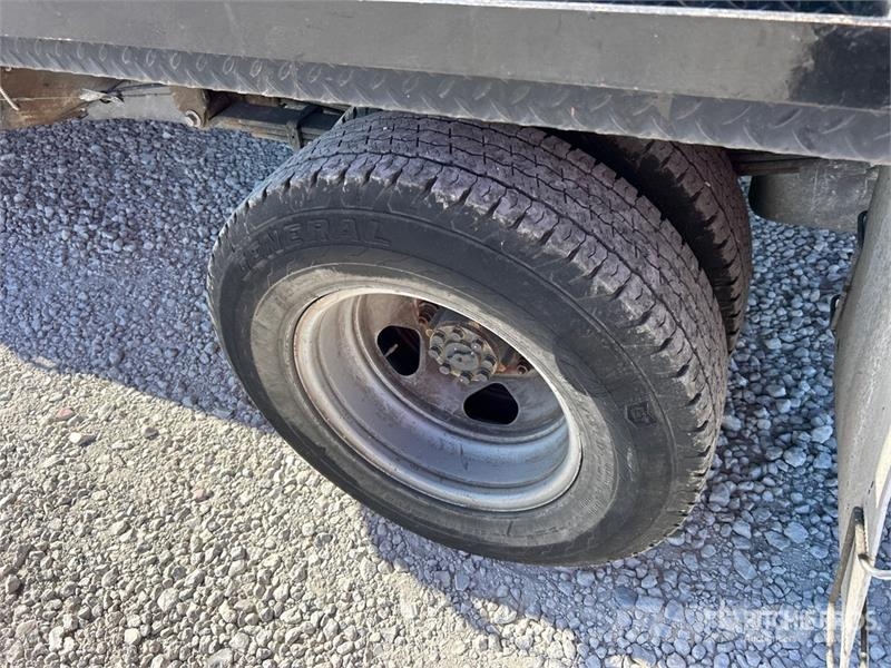 Chevrolet Silverado 3500HD Platós / Ponyvás teherautók