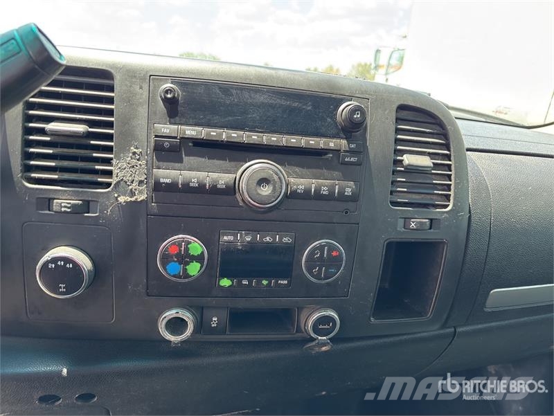Chevrolet Silverado 3500HD 4x4 Extended Cab Pickup Outro