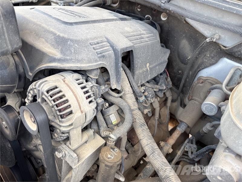 Chevrolet Silverado 3500HD 4x4 Extended Cab Pickup Outro