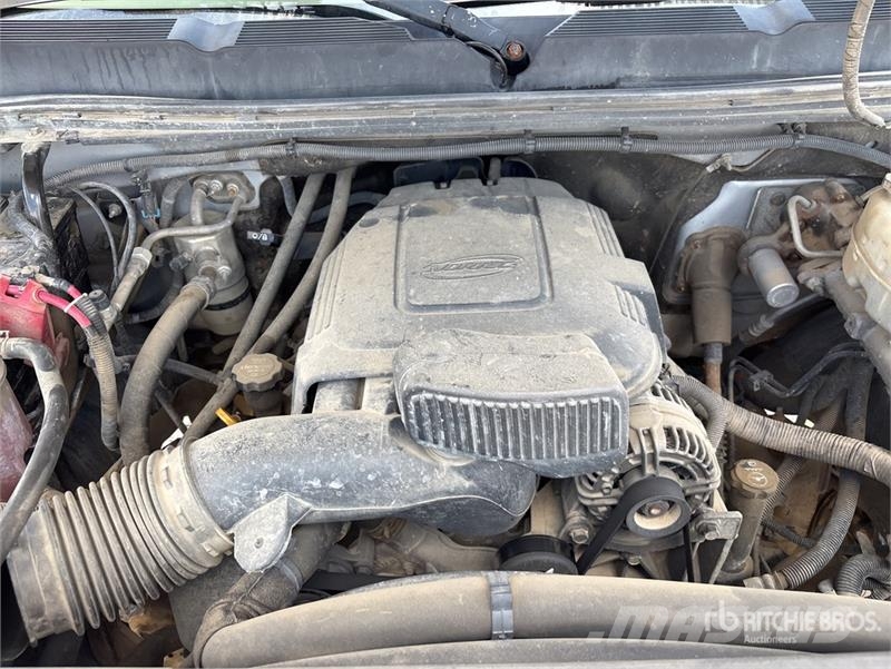 Chevrolet Silverado 3500HD 4x4 Extended Cab Pickup Outro