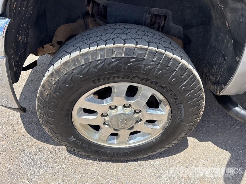 Chevrolet Silverado 3500HD 4x4 Extended Cab Pickup Outro