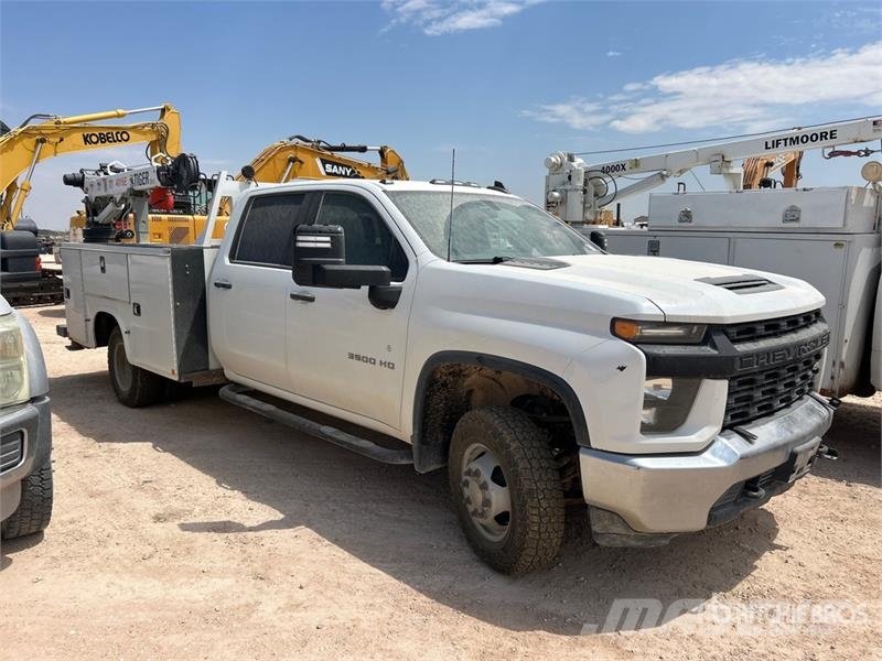 Chevrolet Silverado 3500HD 4x4 Crew Cab Service Truck Vehículos municipales multiusos