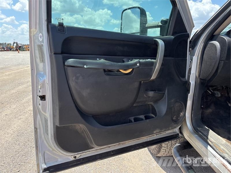 Chevrolet Silverado 3500HD 4x4 Extended Cab Pickup Outro