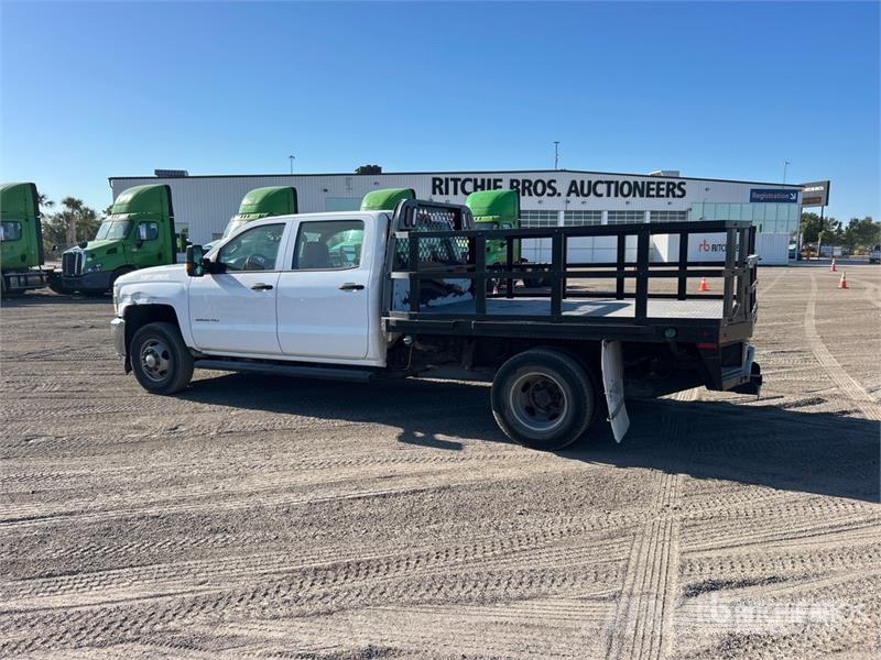 Chevrolet Silverado 3500HD Platós / Ponyvás teherautók