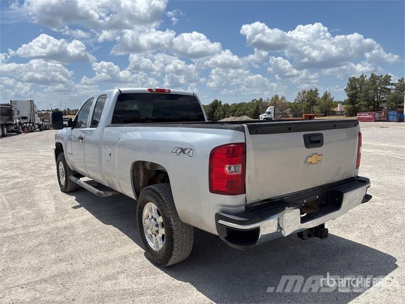 Chevrolet Silverado 3500HD 4x4 Extended Cab Pickup Outro